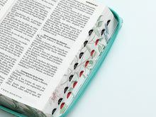 Cargar imagen en el visor de la galería, RV60 BIBLIA MANUAL PRETTY IMITACIÓN PIEL CON CIERRE/ ÍNDICE LETRA GRANDE 12 PUNTOS