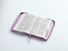 Cargar imagen en el visor de la galería, RV60 BIBLIA MANUAL PRETTY IMITACIÓN PIEL CON CIERRE/ ÍNDICE LETRA GRANDE 12 PUNTOS
