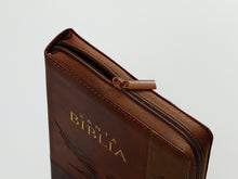 Cargar imagen en el visor de la galería, RV60 BIBLIA INSPIRACIÓN ÁGUILA IMITACIÓN PIEL CON CIERRE/ÍNDICE LETRA GRANDE 12 PUNTOS