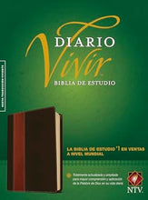 Cargar imagen en el visor de la galería, NTV BIBLIA DE ESTUDIO DIARIO VIVIR IMITACIÓN  PIEL CAFÉ OSCURO/ CAFÉ CLARO