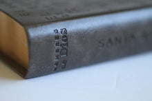 Cargar imagen en el visor de la galería, RVR 1960 BIBLIA NOMBRES DE DIOS- LETRA GRANDE TAMANO MANUAL SIMIL PIEL