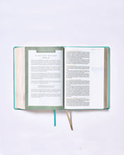 Cargar imagen en el visor de la galería, BIBLIA NUEVA BIBLIA LAS AMERICAS- AMA A DIOS GRANDEMENTE- PASTA BLANDA TURQUESA INTERIOR A CUATRO COLORES