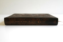 Cargar imagen en el visor de la galería, BIBLIA RVR 1960 LETRA GRANDE TAMAÑO MANUAL LEÓN DE JUDÁ EDICIÓN ESPECIAL BRONCE