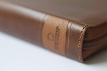 Cargar imagen en el visor de la galería, RVR60 BIBLIA TAMAÑO GRANDE LETRA GRANDE PIEL CANELA CON CREMALLERA