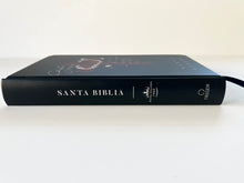 Cargar imagen en el visor de la galería, BIBLIA REINA VALERA 1960 TAPA DURA CRUZ CON CORONA- LETRA GRANDE TAMAÑO MANUAL FONT 10. 5