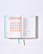 Cargar imagen en el visor de la galería, BIBLIA NUEVA BIBLIA LAS AMERICAS- AMA A DIOS GRANDEMENTE- PASTA BLANDA TURQUESA INTERIOR A CUATRO COLORES