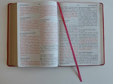 Cargar imagen en el visor de la galería, RVR60 BIBLIA TAMAÑO LETRA SUPER GIGANTE SIMIL PIEL FUCSIA ROSADA