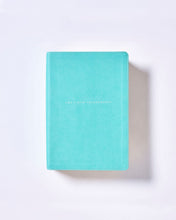 Cargar imagen en el visor de la galería, BIBLIA NUEVA BIBLIA LAS AMERICAS- AMA A DIOS GRANDEMENTE- PASTA BLANDA TURQUESA INTERIOR A CUATRO COLORES