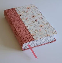 Cargar imagen en el visor de la galería, RV60 BIBLIA LETRA GIGANTE, SIMIL PIEL ROSADA CON FLORES CANTOS PINTADOS