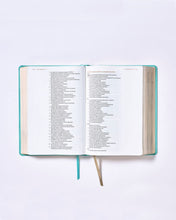 Cargar imagen en el visor de la galería, BIBLIA NUEVA BIBLIA LAS AMERICAS- AMA A DIOS GRANDEMENTE- PASTA BLANDA TURQUESA INTERIOR A CUATRO COLORES