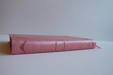 Cargar imagen en el visor de la galería, RV60 BIBLIA LETRA GRANDE- TAMAÑO MANUAL, SIMIL PIEL ROSADA CON ÍNDICE
