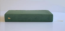 Cargar imagen en el visor de la galería, RV60 BIBLIA LETRA GIGANTE, SIMIL PIEL VERDE CON PÁJAROS CANTOS PINTADOS