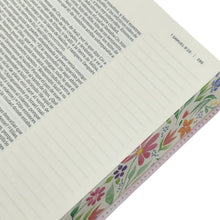 Cargar imagen en el visor de la galería, BIBLIA DE APUNTES REINA VALERA 1960- TAMAÑO PERSONAL FLOREADA TELA IMPRESA