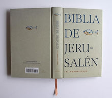 Cargar imagen en el visor de la galería, BIBLIA JERUSALÉN LATINOAMERICANA- TAPA DURA- CAFÉ CON PEZ