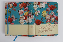 Cargar imagen en el visor de la galería, RVR60 BIBLIA DE APUNTES- TAPA DURA AZUL CELESTE CON FLORES EDICIÓN CANTOS PINTADOS