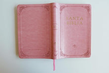 Cargar imagen en el visor de la galería, RV60 BIBLIA LETRA GRANDE- TAMAÑO MANUAL, SIMIL PIEL ROSADA CON ÍNDICE