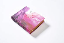 Cargar imagen en el visor de la galería, NUEVA BIBLIA DE LAS AMÉRICAS- EDICIÓN ARTÍSTICA ILUSTRADA TAPA DURA TELA ROSADO- PALABRAS DE JESÚS EN ROJO