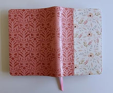 Cargar imagen en el visor de la galería, RV60 BIBLIA LETRA GIGANTE, SIMIL PIEL ROSADA CON FLORES CANTOS PINTADOS