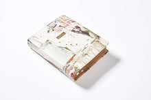 Cargar imagen en el visor de la galería, NUEVA BIBLIA DE LAS AMÉRICAS EDICIÓN ARTÍSTICA ILUSTRADA- LEATHERSOFT MULTICOLOR CREMA PALABRAS DE JESÚS EN ROJO