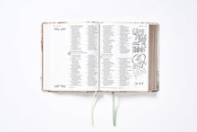 Cargar imagen en el visor de la galería, NUEVA BIBLIA DE LAS AMÉRICAS EDICIÓN ARTÍSTICA ILUSTRADA- LEATHERSOFT MULTICOLOR CREMA PALABRAS DE JESÚS EN ROJO