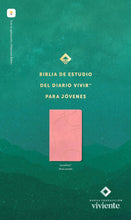 Cargar imagen en el visor de la galería, BIBLIA DE ESTUDIO DIARIO VIVIR- NUEVA TRADUCCIÓN VIVIVIENTE PARA JÓVENES- CON FILMENT SENTI PIEL ROSA PASTEL