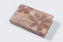 Cargar imagen en el visor de la galería, BIBLIA DE ESTUDIO PARA JÓVENES LEATHERSOFT ORO ROSA REINA VALERA 1960