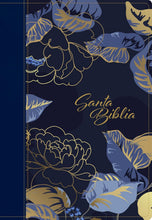 Cargar imagen en el visor de la galería, BIBLIA MANUAL NUEVA TRADUCCIÓN VIVIENTE- LETRA GRANDE CON FILAMENT AZUL OSCURO FLORES