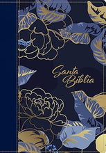 Cargar imagen en el visor de la galería, BIBLIA MANUAL NUEVA TRADUCCIÓN VIVIENTE- LETRA GRANDE CON FILAMENT AZUL OSCURO FLORES