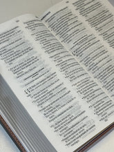 Cargar imagen en el visor de la galería, RVR60 BIBLIA EXQUISITA DELICADEZA FLORAL- LETRA GRANDE CON CONCORDANCIA Y REFERENCIAS