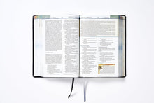Cargar imagen en el visor de la galería, BIBLIA NUEVA BIBLIA LAS AMÉRICAS CRONOLÓGICA DE ESTUDIO- PIEL NEGRA INTERIOR A CUATRO COLORES