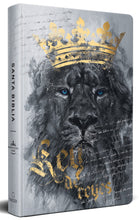 Cargar imagen en el visor de la galería, BIBLIA REINA VALERA 1960 TAPA DURA LEÓN REY DE REYES- LETRA GRANDE TAMAÑO MANUAL FONT 10. 5