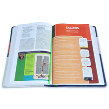 Cargar imagen en el visor de la galería, BIBLIA REINA VALERA 1960 PARA NIÑOS EXPLORADORES AZUL CÓSMICO SIMIL PIEL