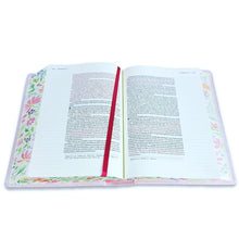 Cargar imagen en el visor de la galería, BIBLIA DE APUNTES REINA VALERA 1960- TAMAÑO PERSONAL FLOREADA TELA IMPRESA