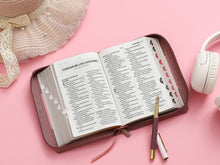 Cargar imagen en el visor de la galería, RV1960 SANTA BIBLIA REINA VALERA PIEL FLORAL ROSA FLORES