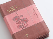 Cargar imagen en el visor de la galería, RV1960 SANTA BIBLIA REINA VALERA PIEL FLORAL ROSA FLORES