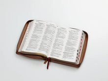 Cargar imagen en el visor de la galería, RV60 BIBLIA INSPIRACIÓN ÁGUILA IMITACIÓN PIEL CON CIERRE/ÍNDICE LETRA GRANDE 12 PUNTOS