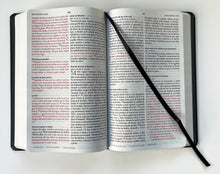 Cargar imagen en el visor de la galería, BIBLIA REINA VALERA 1960 TAPA DURA CRUZ CON CORONA- LETRA GRANDE TAMAÑO MANUAL FONT 10. 5