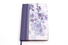 Cargar imagen en el visor de la galería, RVR1960 BIBLIA DE ESTUDIO PARA MUJERES-AZUL FLOREADO TELA