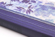 Cargar imagen en el visor de la galería, RVR1960 BIBLIA DE ESTUDIO PARA MUJERES-AZUL FLOREADO TELA