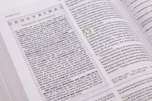 Cargar imagen en el visor de la galería, RVR1960 BIBLIA DE ESTUDIO PARA MUJERES-AZUL FLOREADO TELA
