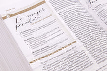 Cargar imagen en el visor de la galería, RVR1960 BIBLIA DE ESTUDIO PARA MUJERES-AZUL FLOREADO TELA