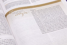 Cargar imagen en el visor de la galería, RVR1960 BIBLIA DE ESTUDIO PARA MUJERES-AZUL FLOREADO TELA