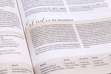 Cargar imagen en el visor de la galería, RVR1960 BIBLIA DE ESTUDIO PARA MUJERES-AZUL FLOREADO TELA