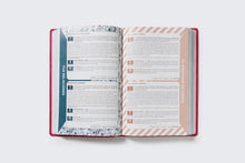 Cargar imagen en el visor de la galería, REINA VALERA 1960 BIBLIA DE LA MAMÁ OCUPADA- MAGENTA PIEL PALABRAS DE JESÚS EN ROJO INSPIRACIÓN DIARIA AÚN CUANDO SOLO TIENES UN MINUTO