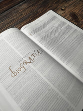 Cargar imagen en el visor de la galería, REINA VALERA REVISADA BIBLIA PATRÍSTICA- TAPA DURA - LA SABIDURÍA DEL CRISTIANISMO ANTIGUO SIGLOS I AL VI