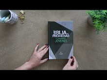 Cargar y reproducir el video en el visor de la galería, NTV BIBLIA DE PROMESAS EDICIÓN PARA HOMBRES JÓVENES TAPA DURA