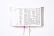 Cargar imagen en el visor de la galería, NUEVA BIBLIA DE LAS AMÉRICAS- EDICIÓN ARTÍSTICA ILUSTRADA TAPA DURA TELA ROSADO- PALABRAS DE JESÚS EN ROJO