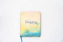 Cargar imagen en el visor de la galería, BIBLIA INSPIRA- NUEVA TRADUCCIÓN VIVIENTE -INSPIRA TU CREATIVIDAD ACUARELA AZUL Y ORO