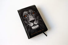 Cargar imagen en el visor de la galería, BIBLIA RVR60 LETRA GRANDE TAPA DURA LEÓN DE JUDÁ TAMAÑO MANUAL