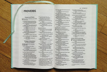 Cargar imagen en el visor de la galería, BIBLIA NVI FOR TEENS THINLINE EDITION CLOTH OVER BOARD FLORAL